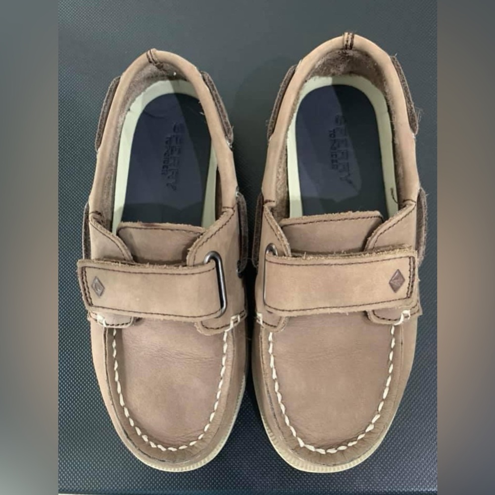 Speedy hook and loop boat shoes